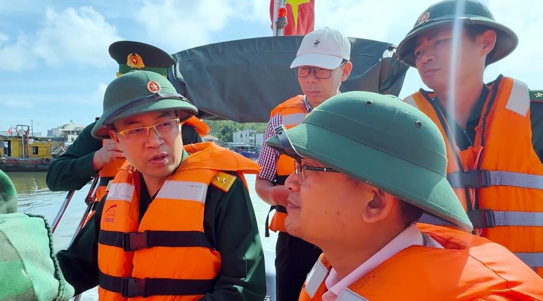 Đo&agrave;n c&ocirc;ng t&aacute;c của Bộ Quốc ph&ograve;ng kiểm tra thực tế c&ocirc;ng t&aacute;c quản l&yacute; t&agrave;u c&aacute; nguy cơ cao vi phạm IUU. Ảnh: Văn T&aacute;nh