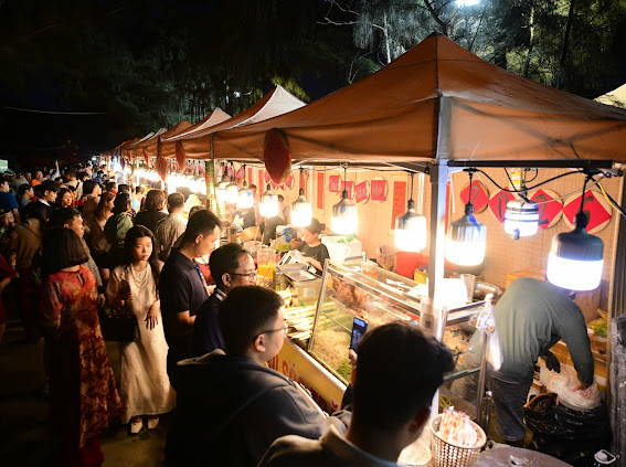 Kh&ocirc;ng gian ẩm thực với đa đang c&aacute;c m&oacute;n ăn để đi kh&aacute;ch tr&atilde;i nghiệm.