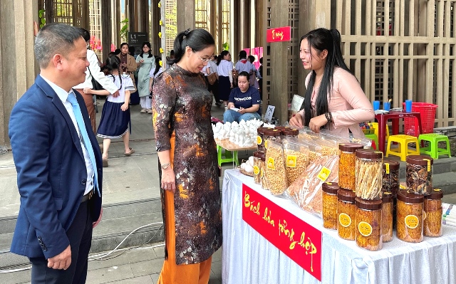 Ph&oacute; Chủ tịch UBND TP. Đ&agrave; Nẵng b&agrave; Nguyễn Thị Anh Thi tham quan c&aacute;c gian h&agrave;ng.