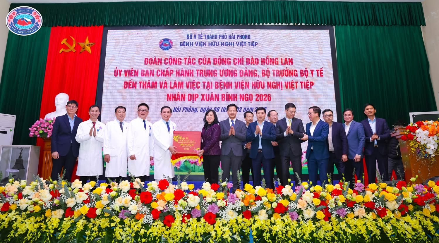 Đồng ch&iacute; Đ&agrave;o Hồng Lan &ndash; Ủy vi&ecirc;n Ban Chấp h&agrave;nh Trung ương Đảng, Bộ trưởng Bộ Y tế trao qu&agrave;, ch&uacute;c Tết cổ truyền B&iacute;nh Ngọ 2026 tại Bệnh viện Hữu Nghị Việt Tiệp.