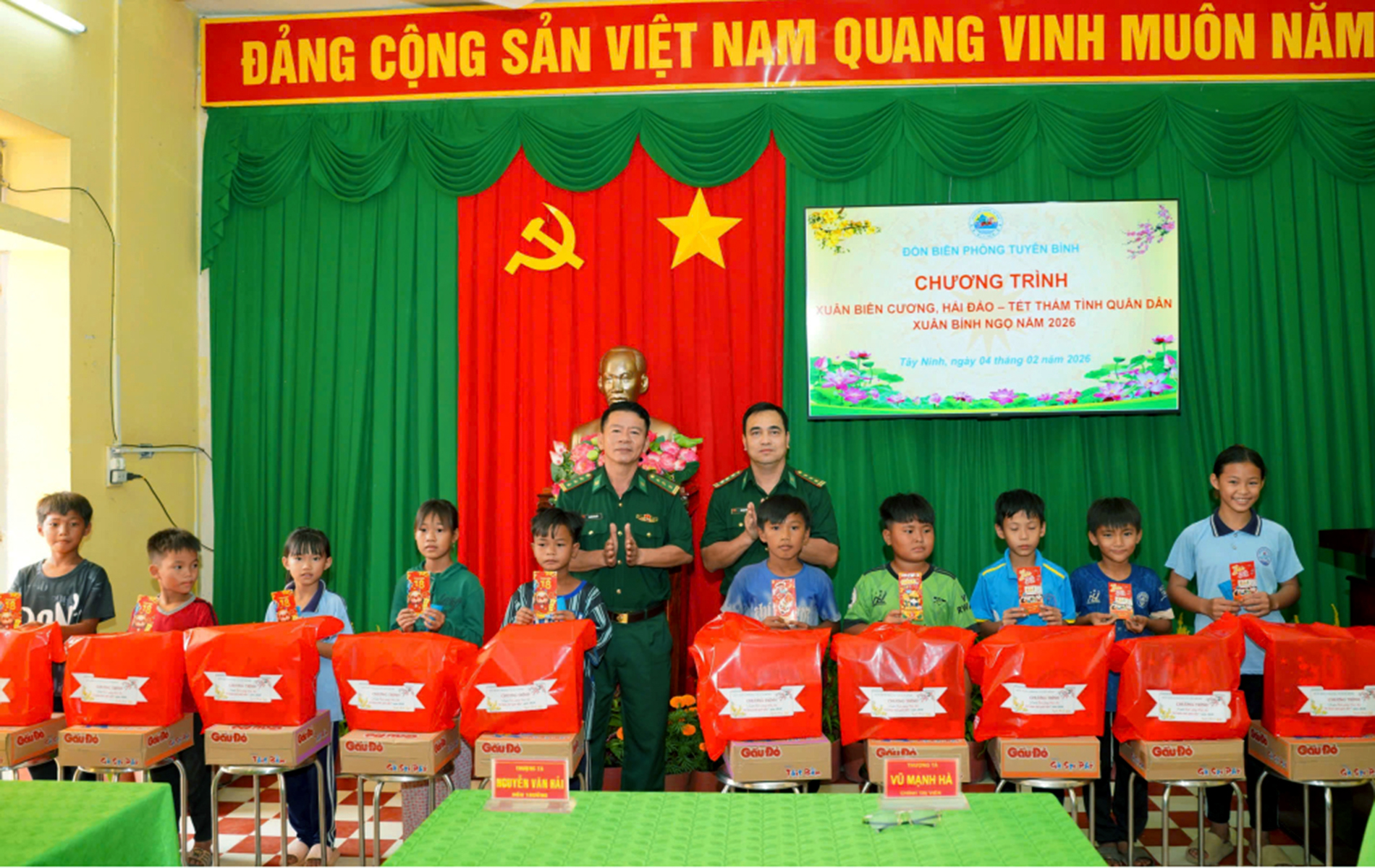Ban Chỉ huy Đồn Bi&ecirc;n ph&ograve;ng Tuy&ecirc;n B&igrave;nh tặng qu&agrave; cho c&aacute;c em học sinh lớp học t&igrave;nh thương