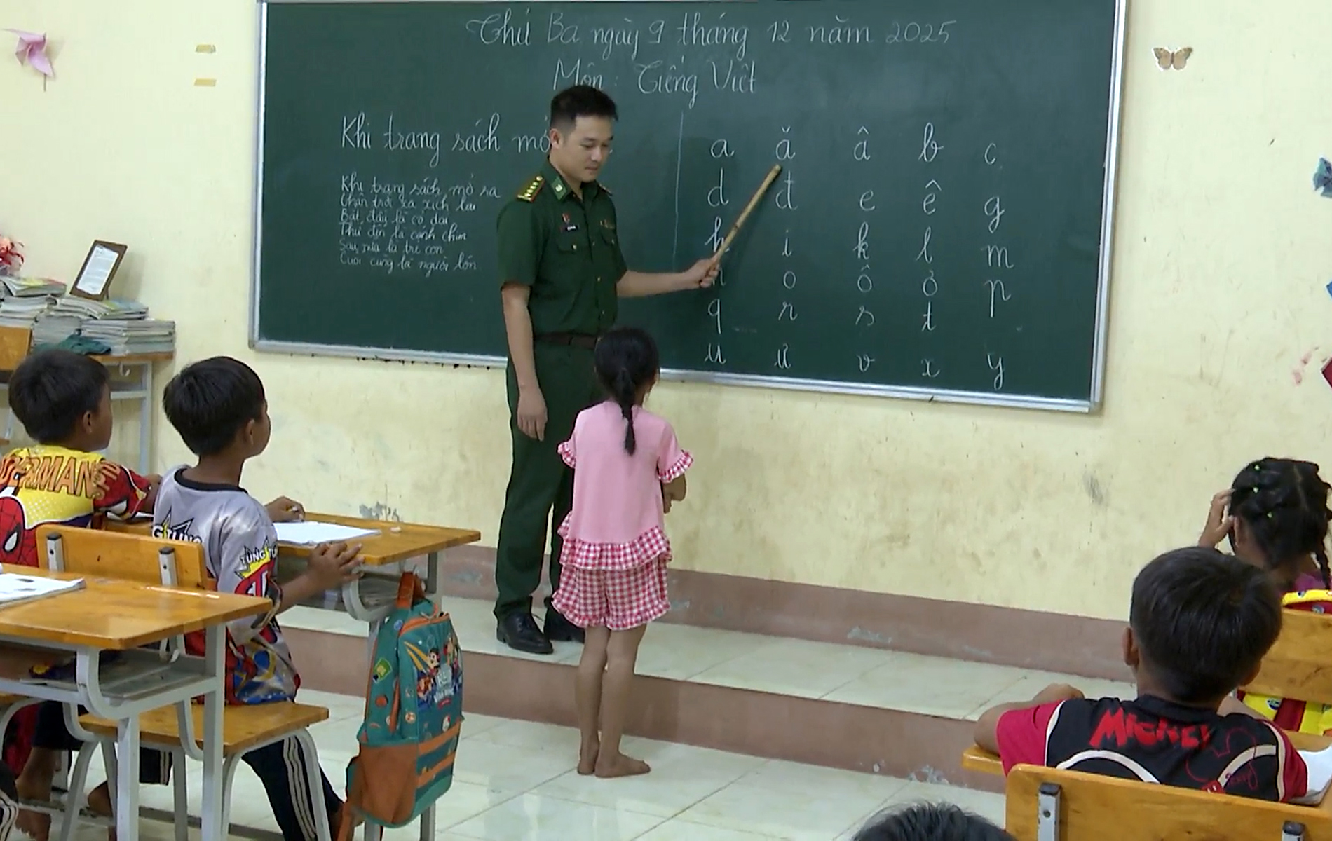 C&aacute;n bộ Đồn Bi&ecirc;n ph&ograve;ng Tuy&ecirc;n B&igrave;nh tham gia giảng dạy cho c&aacute;c em tại Lớp học t&igrave;nh thương