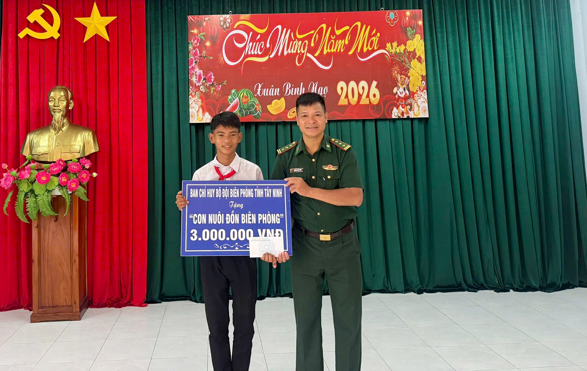 Ban Chỉ huy Đồn Bi&ecirc;n ph&ograve;ng V&agrave;m Trảng Tr&acirc;u trao học bổng v&agrave; qu&agrave; tết cho &ldquo;Con nu&ocirc;i đồn Bi&ecirc;n ph&ograve;ng&rdquo; l&agrave; em Nguyễn Ho&agrave;ng Kim Sơn