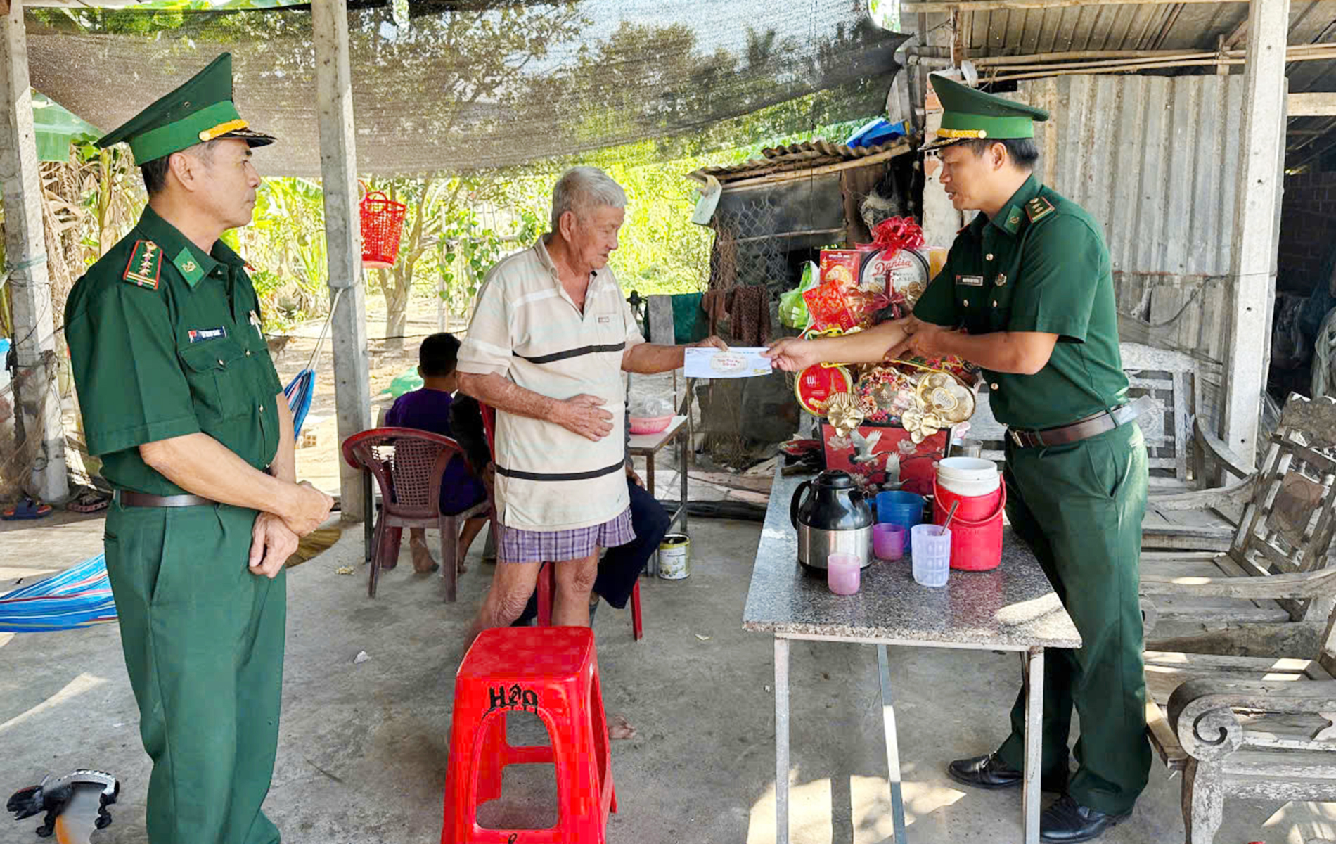 Đ&ocirc;̀n Bi&ecirc;n phòng Lò Gò t&ocirc;̉ chức thăm hỏi, chúc t&ecirc;́t, tặng quà th&acirc;n nh&acirc;n gia đình Li&ecirc;̣t sĩ và thắp hương cho Li&ecirc;̣t sĩ Nguy&ecirc;̃n Văn Trường