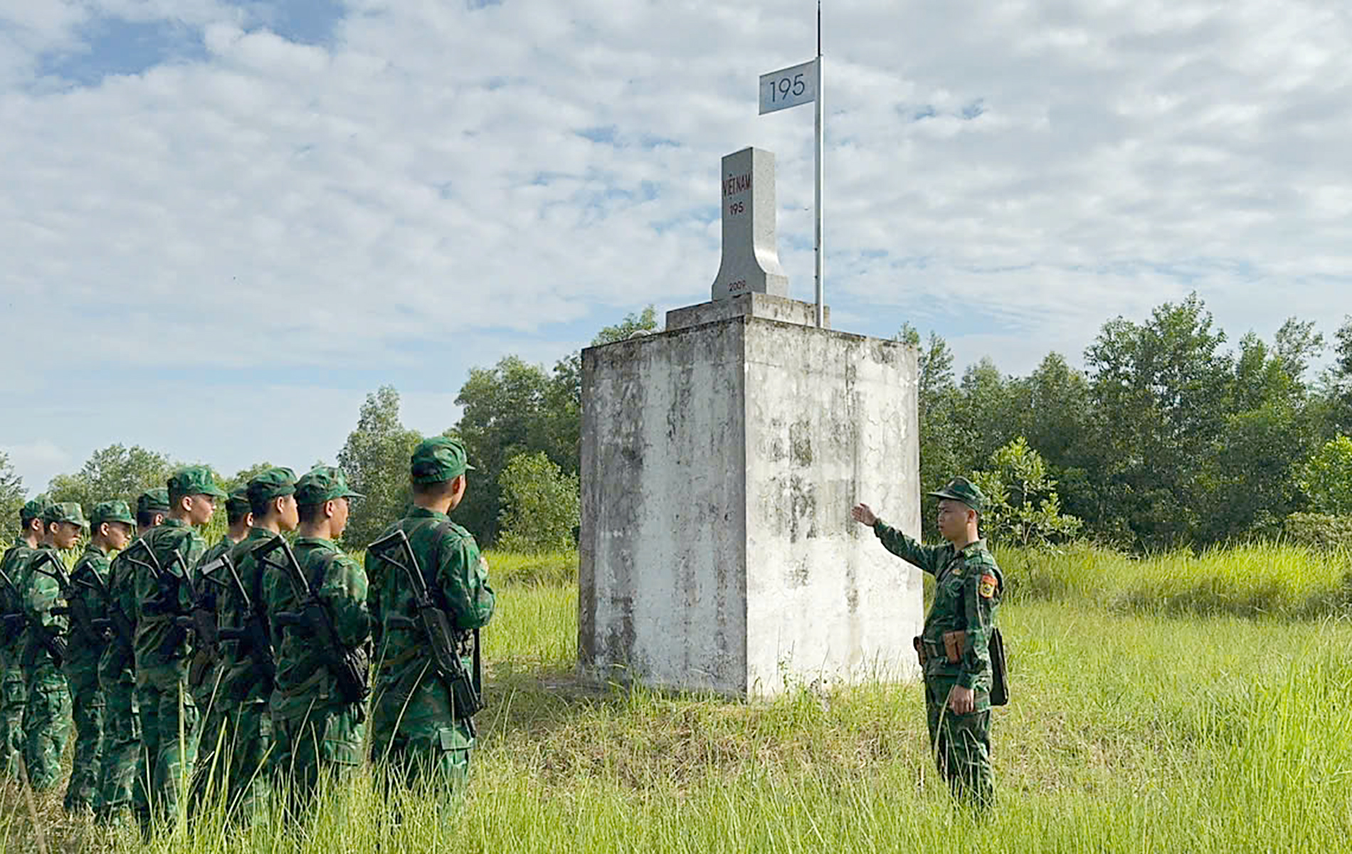 C&aacute;n bộ, chiến sĩ c&aacute;c đơn vị trong Bộ đội Bi&ecirc;n ph&ograve;ng T&acirc;y Ninh tuần tra bảo vệ bi&ecirc;n giới