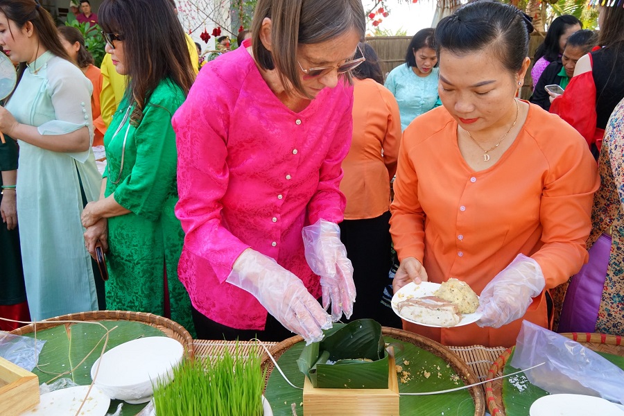 B&agrave; Kristina, du kh&aacute;ch đến từ Nga trong chiếc &aacute;o b&agrave; ba tham gia học l&agrave;m b&aacute;nh chưng