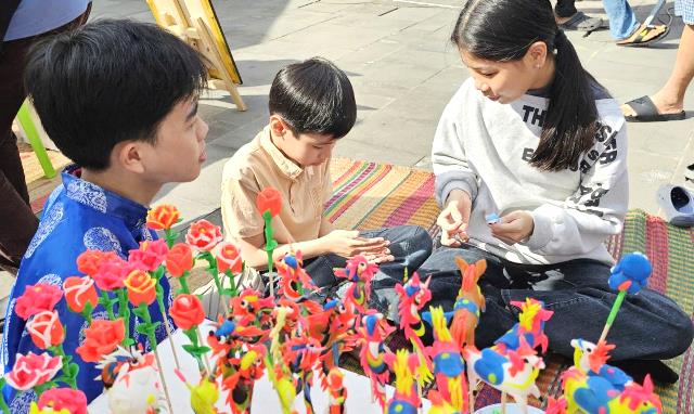 C&aacute;c em nhỏ th&iacute;ch th&uacute; trải nghiệm l&agrave;m t&ograve; he.