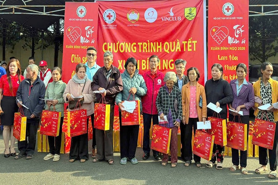 Chương tr&igrave;nh trao qu&agrave; Tết tại x&atilde; Đức Trọng