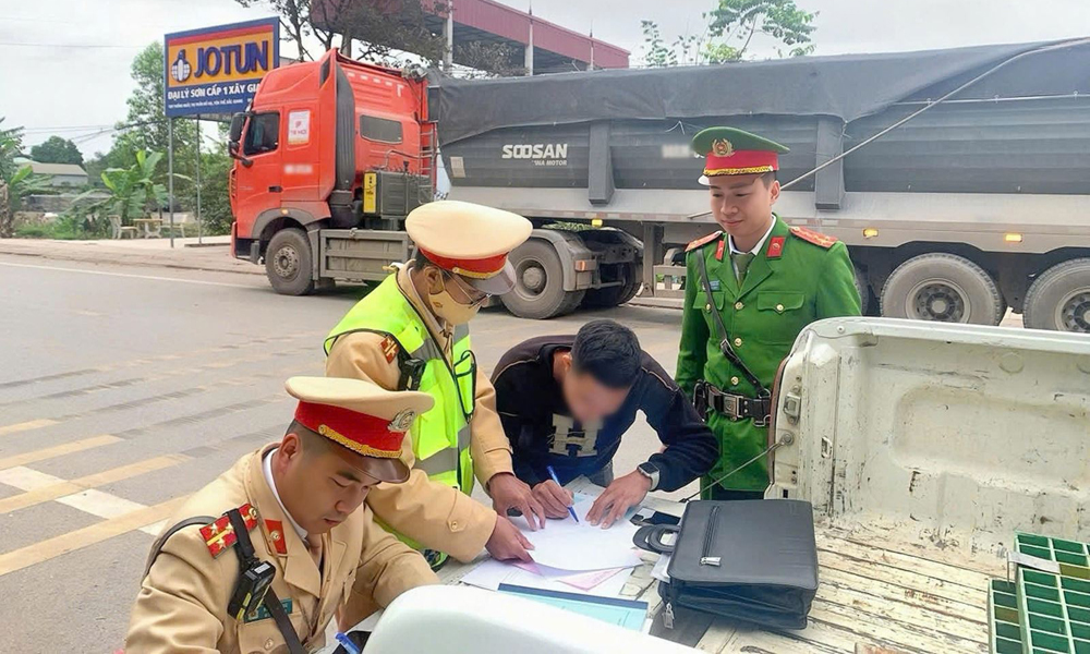 Lực lượng cảnh s&aacute;t giao th&ocirc;ng xử l&yacute; trường hợp l&aacute;i xe tải l&agrave;m rơi v&atilde;i đất đ&aacute; tr&ecirc;n đường tỉnh 292.