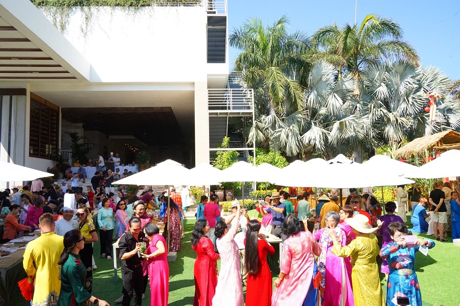 Du kh&aacute;ch c&ograve;n được h&ograve;a m&igrave;nh trong kh&ocirc;ng kh&iacute; &acirc;m nhạc v&agrave; c&aacute;c tr&ograve; chơi d&acirc;n gian