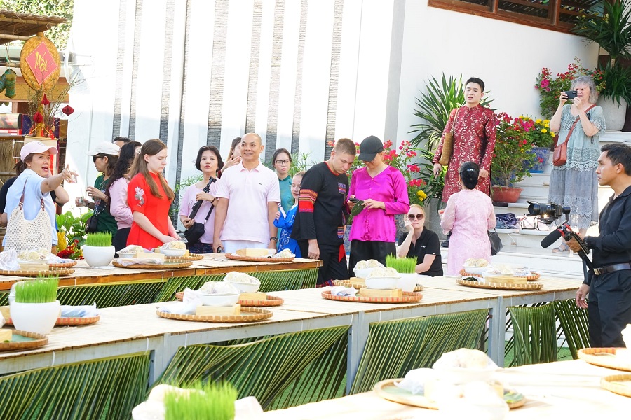 Du kh&aacute;ch được nh&acirc;n vi&ecirc;n của The Cliff Resort & Residencses tận t&igrave;nh hướng dẫn c&aacute;c c&ocirc;ng đoạn l&agrave;m b&aacute;nh chưng