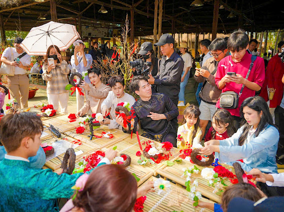 Kh&ocirc;ng kh&iacute; lễ hội s&ocirc;i động, gi&agrave;u trải nghiệm tại khu đ&ocirc; thị sinh th&aacute;i trở th&agrave;nh t&acirc;m điểm vui chơi &ndash; du xu&acirc;n đầu năm.