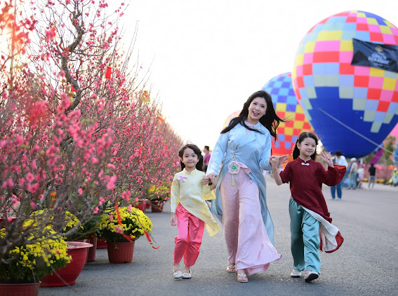 Du kh&aacute;ch được chi&ecirc;m ngưỡng 300 gốc đ&agrave;o từ miền Bắc v&agrave; 300 gốc mai từ miền Nam.