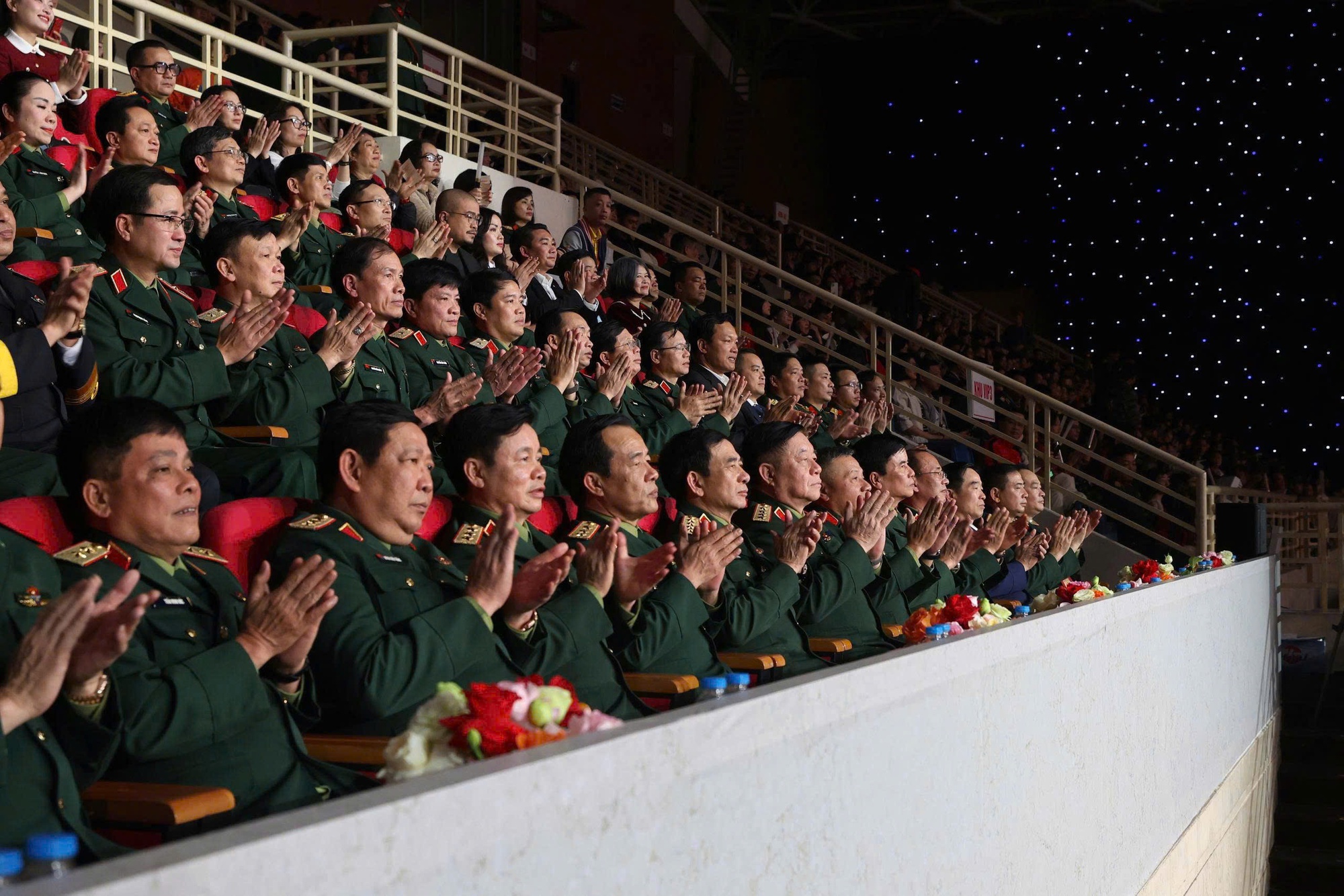 Đại tướng Phan Văn Giang, Ủy vi&ecirc;n Bộ Ch&iacute;nh trị, Ph&oacute; B&iacute; thư Qu&acirc;n ủy Trung ương, Bộ trưởng Bộ Quốc ph&ograve;ng; Đại tướng Nguyễn Trọng Nghĩa, Ủy vi&ecirc;n Bộ Ch&iacute;nh trị, B&iacute; thư Trung ương Đảng, Ủy vi&ecirc;n Thường vụ Qu&acirc;n ủy Trung ương, Chủ nhiệm Tổng cục Ch&iacute;nh trị v&agrave; c&aacute;c đại biểu tham dự Chương tr&igrave;nh.