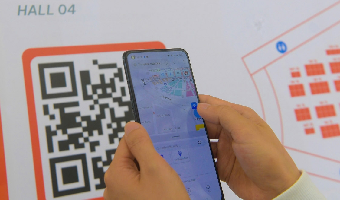 Chỉ với một chiếc điện thoại th&ocirc;ng minh, người d&acirc;n c&oacute; thể qu&eacute;t m&atilde; QR tại khu vực hội chợ để truy cập bản đồ điện tử (Ảnh minh họa)