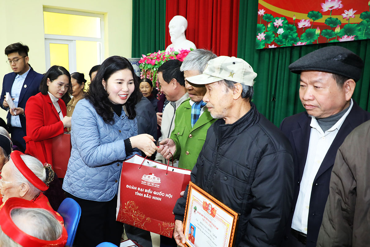 Bắc Ninh: Phó Trưởng Đoàn đại biểu Quốc tỉnh Trần Thị Vân tặng quà Tết tại thôn Phương Triện, xã Đại Lai