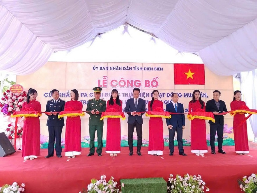 Thông quan lô hàng xuất khẩu đầu tiên qua Cửa khẩu A Pa Chải