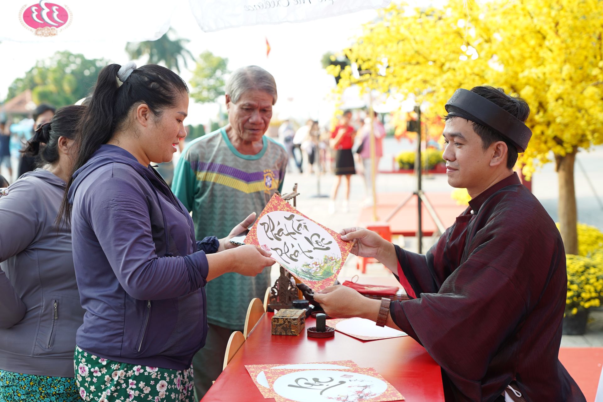 Người d&acirc;n th&iacute;ch th&uacute; tham gia hoạt động xin chữ &Ocirc;ng Đồ t&aacute;i hiện phong tục quen thuộc v&agrave;o ng&agrave;y Tết cổ truyền Việt Nam