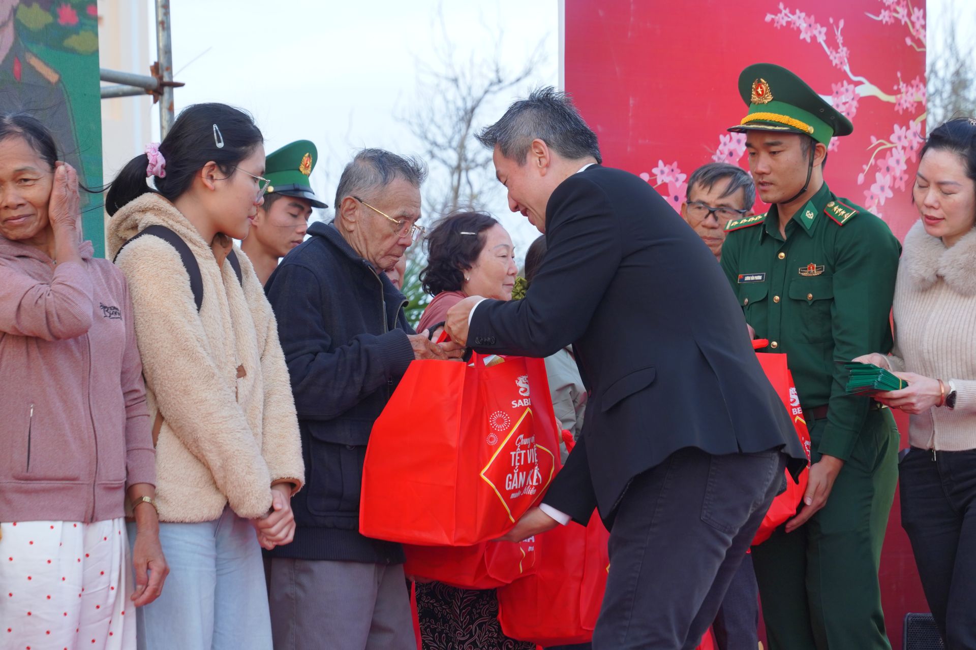 &Ocirc;ng Lester Tan, Tổng Gi&aacute;m đốc SABECO trao qu&agrave; cho người d&acirc;n tỉnh Đắk Lắk