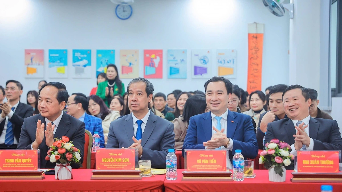 100% cử tri b&agrave;y tỏ sự tin tưởng v&agrave; t&iacute;n nhiệm đối với 4 nh&acirc;n sự được giới thiệu ứng cử. Ảnh: Ho&agrave;i Nam