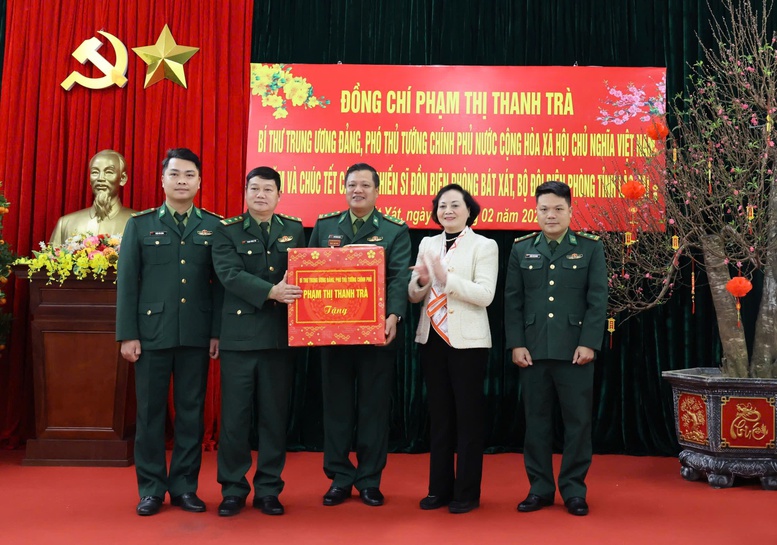 Phó Thủ tướng Phạm Thị Thanh Trà chúc Tết, động viên cán bộ, chiến sĩ Đồn Biên phòng Bát Xát