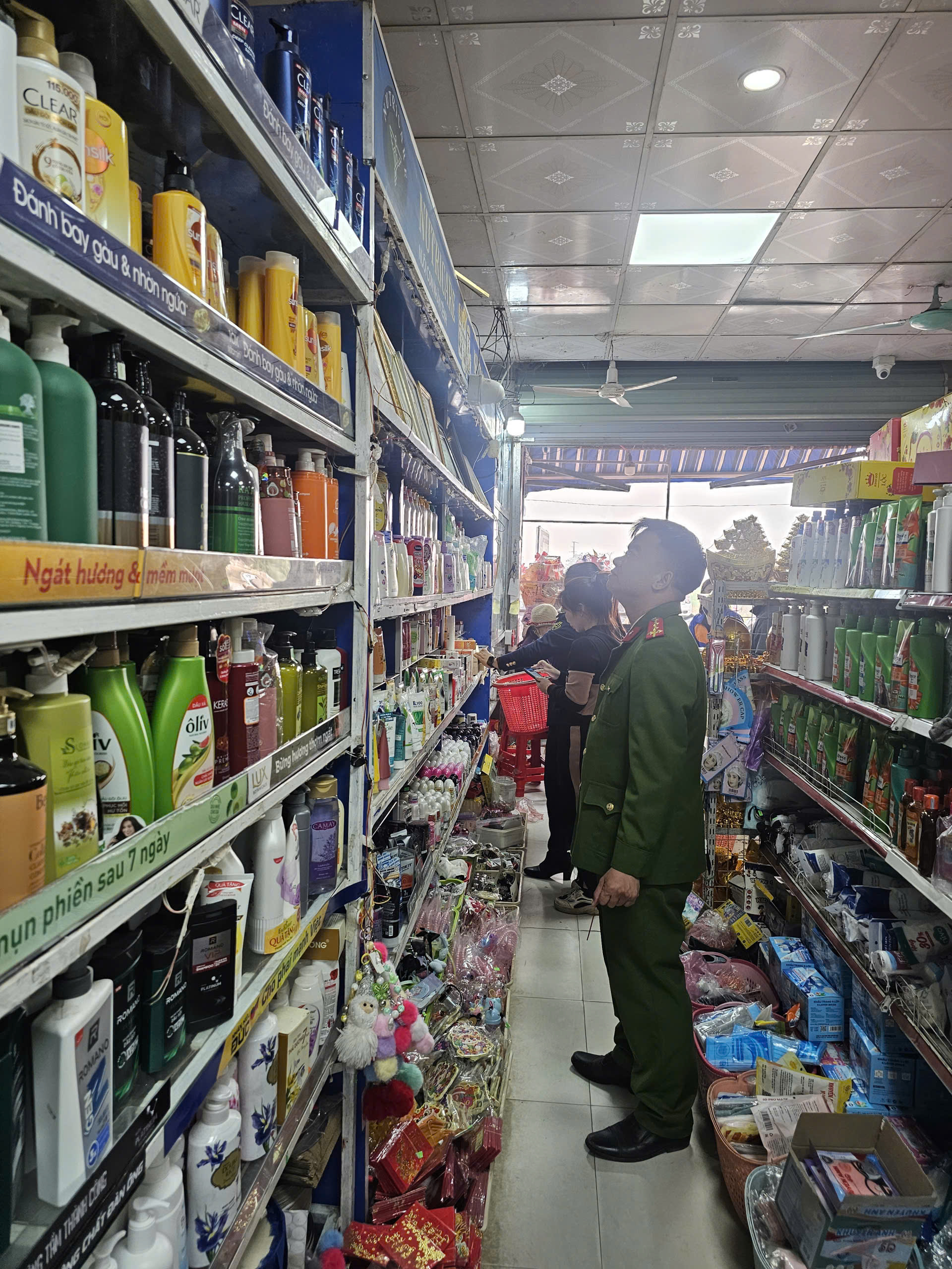 Bắc Ninh: Phát hiện, xử lý nhiều hộ kinh doanh kẹo, thực phẩm không rõ nguồn gốc, xuất xứ