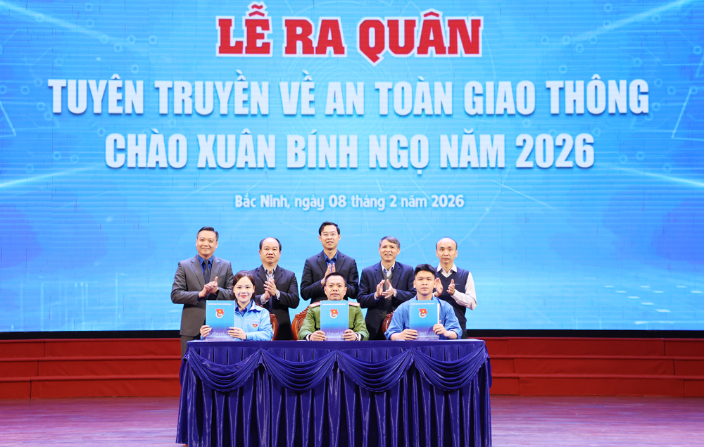 C&aacute;c đại biểu chứng kiến Đo&agrave;n Thanh ni&ecirc;n, C&ocirc;ng an v&agrave; đo&agrave;n vi&ecirc;n, thanh ni&ecirc;n phường Bắc Giang k&yacute; kết thực hiện bảo đảm trật tự an to&agrave;n giao th&ocirc;ng tr&ecirc;n địa b&agrave;n.