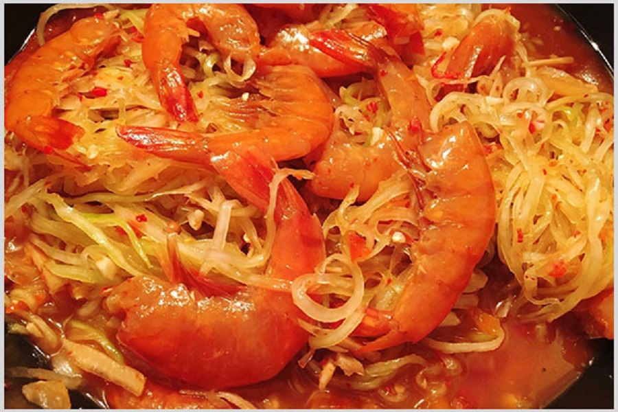 Để l&agrave;m n&ecirc;n hũ t&ocirc;m chua chuẩn vị, người ta chọn t&ocirc;m đất hoặc t&ocirc;m s&ocirc;ng tươi, kh&ocirc;ng d&ugrave;ng t&ocirc;m biển to mập