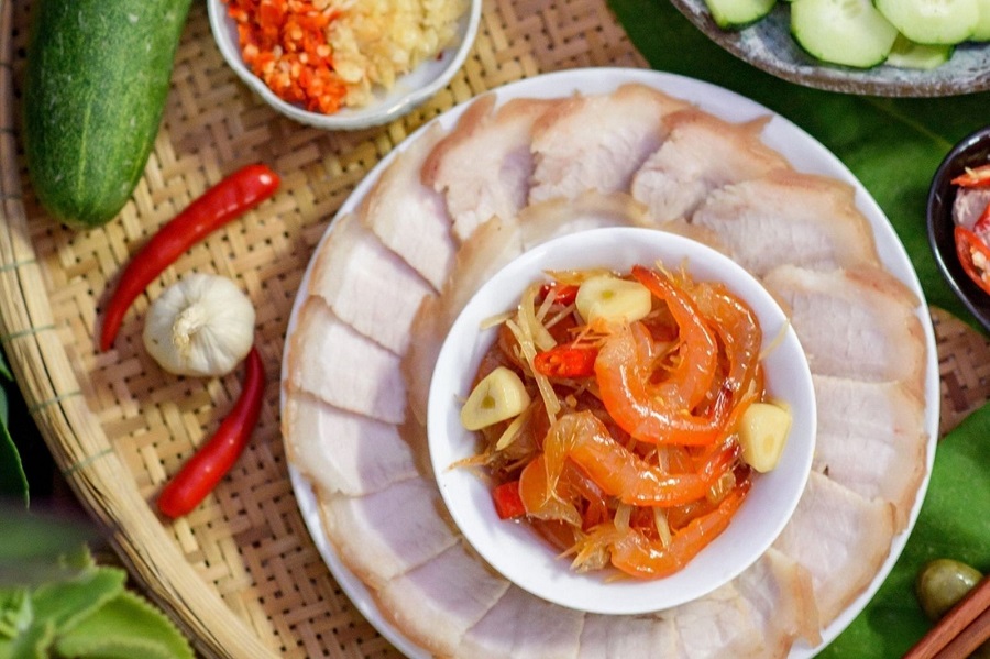 C&aacute;c m&oacute;n ăn k&egrave;m với t&ocirc;m chua thường l&agrave; thịt heo luộc, dưa gi&aacute;, rau sống như vả, dứa, chuối ch&aacute;t, rau thơm, quế, c&ugrave;ng cơm trắng n&oacute;ng hổi hoặc b&uacute;n tươi