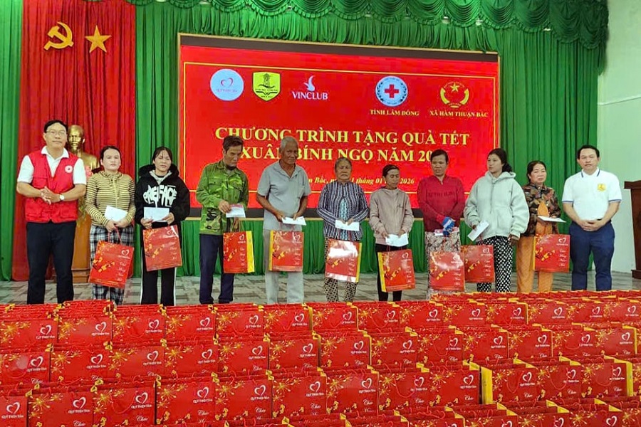 Trao qu&agrave; Tết tại x&atilde; H&agrave;m Thuận Bắc