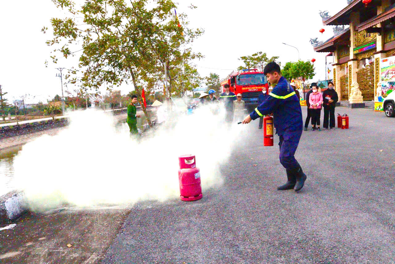 Tuyên truyền, thực tập phương án phòng cháy chữa cháy tại chùa Bình A, Ninh Bình