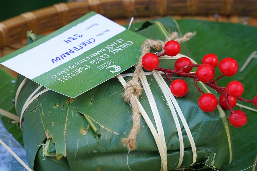 Vợ chồng du kh&aacute;ch Chere Pannov khoe th&agrave;nh quả sau khi học g&oacute;i b&aacute;nh chưng