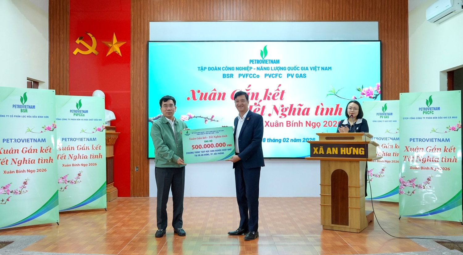 &Ocirc;ng L&ecirc; Xu&acirc;n Huy&ecirc;n - Ph&oacute; Tổng Gi&aacute;m đốc phụ tr&aacute;ch Ban Điều h&agrave;nh Petrovietnam trao hỗ trợ cho chương tr&igrave;nh "Quỹ học sinh ngh&egrave;o vượt kh&oacute;" với sự tiếp nhận của &ocirc;ng Nguyễn Đức Chung - Chủ tịch UBND x&atilde; An Hưng