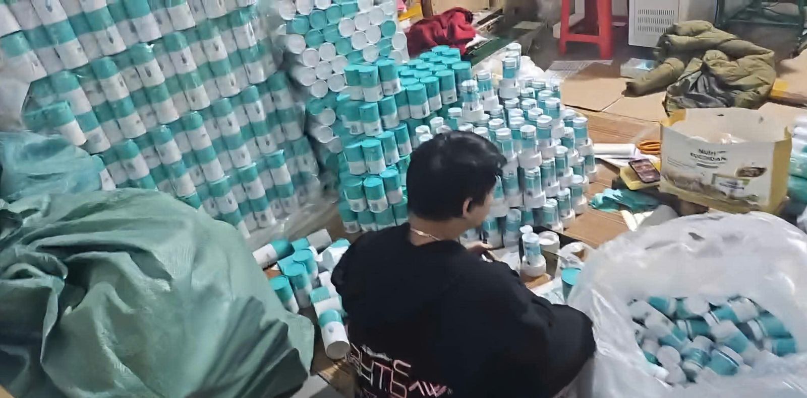 C&aacute;c loại thuốc v&agrave; thực phẩm chức năng giả đang được c&aacute;c đối tượng ho&agrave;n thiện