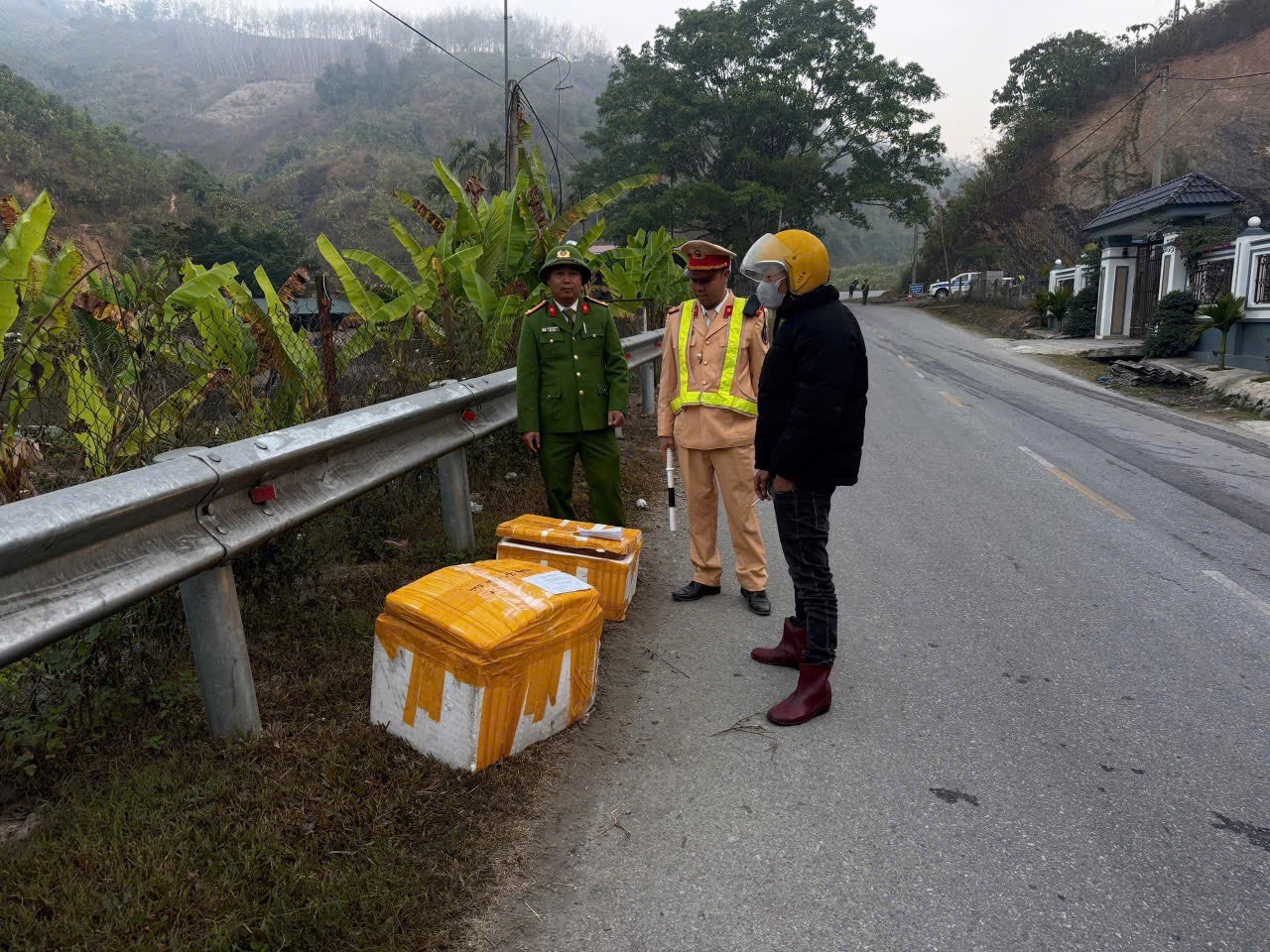 Lực lượng C&ocirc;ng an tỉnh Điện Bi&ecirc;n tuần tra, kiểm so&aacute;t