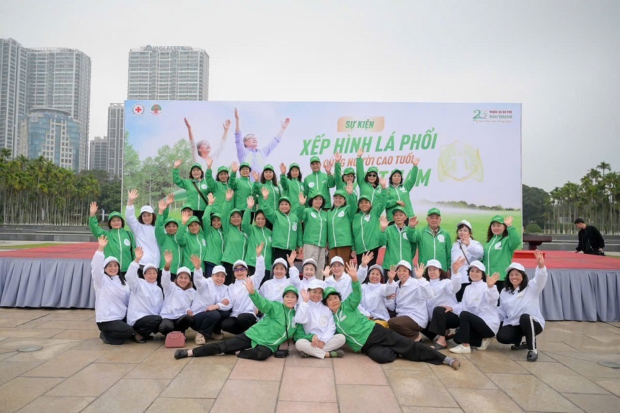 Trao tặng Bằng chứng nhận Kỷ lục tạo h&igrave;nh l&aacute; phổi khổng lồ