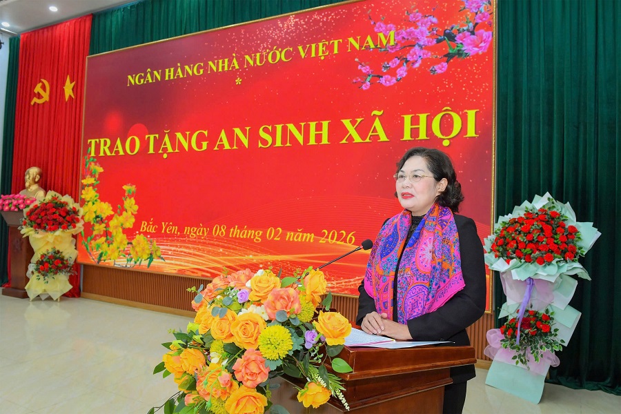 Đồng ch&iacute; Nguyễn Thị Hồng, Ủy vi&ecirc;n Trung ương Đảng, Thống đốc Ng&acirc;n h&agrave;ng Nh&agrave; nước Việt Nam ph&aacute;t biểu tại chương tr&igrave;nh trao tặng an sinh x&atilde; hội tại tỉnh Sơn La