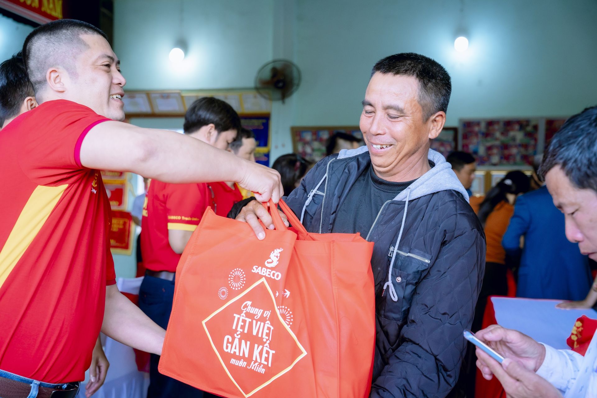 Qua những phần qu&agrave; &yacute; nghĩa, SABECO mong muốn mang đến sự trọn vẹn v&agrave; đầm ấm cho những người chưa c&oacute; cơ hội đ&oacute;n một m&ugrave;a Tết đủ đầy, để ai cũng cảm nhận được m&igrave;nh l&agrave; một phần của niềm vui chung trong dịp năm mới.
