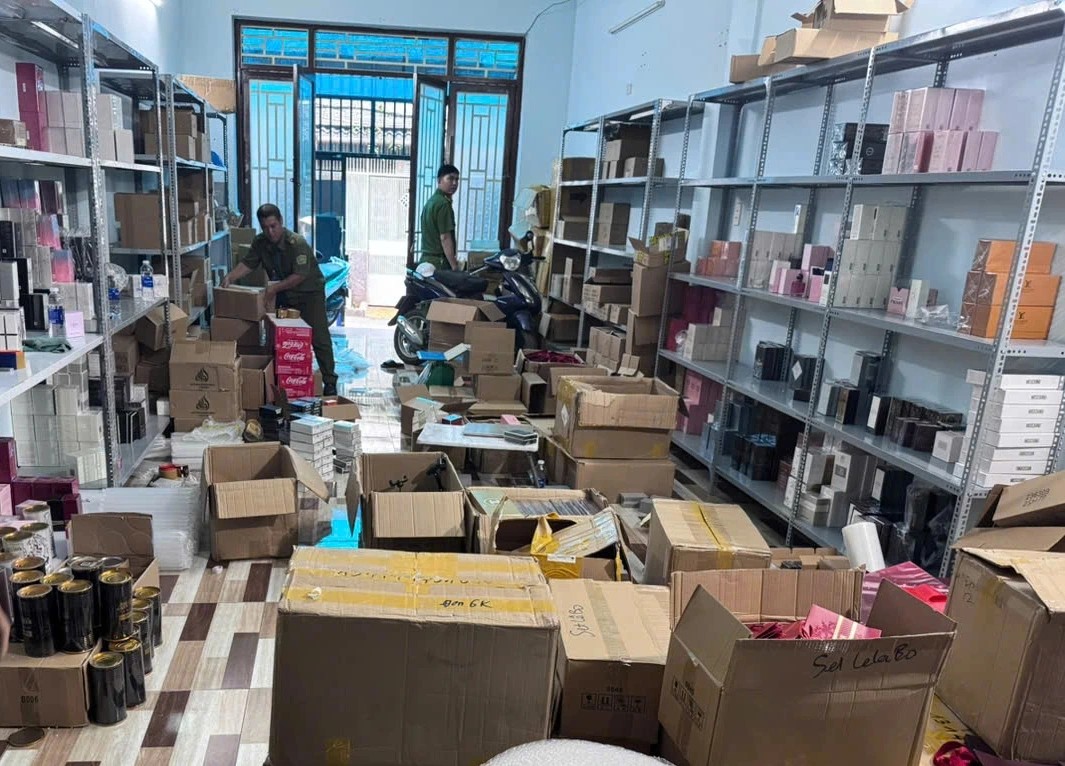 Công an TP. HCM triệt phá đường dây buôn bán nước hoa và mỹ phẩm giả “khủng” trên mạng