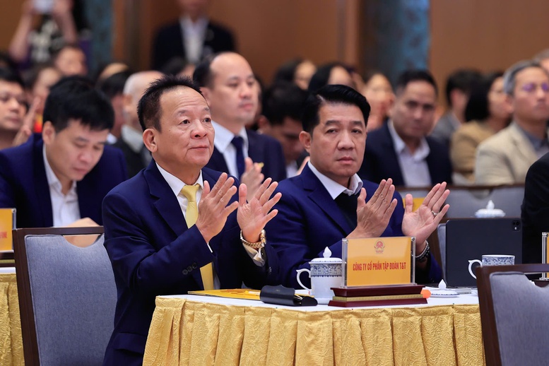 &Ocirc;ng Vũ Mạnh H&ugrave;ng, Chủ tịch HĐQT Tập đo&agrave;n H&ugrave;ng Nhơn, Ph&oacute; Chủ tịch Hiệp hội N&ocirc;ng nghiệp số Việt Nam (VIDA) c&ugrave;ng c&aacute;c đại biểu dự Lễ ph&aacute;t động phong tr&agrave;o thi đua 