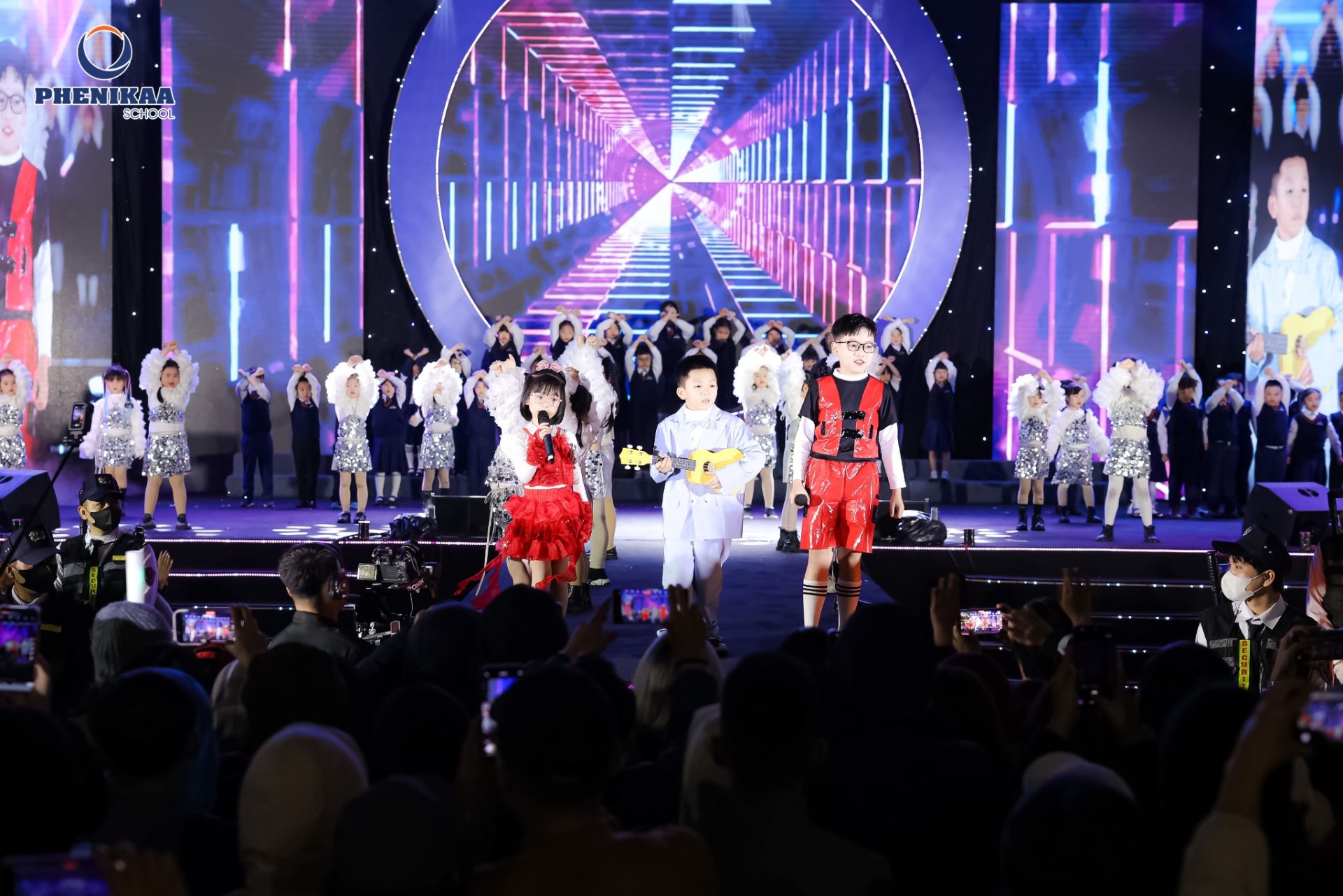 C&aacute;c tiết mục biểu diễn được d&agrave;n dựng c&ocirc;ng phu, quy tụ học sinh nhiều cấp học của Phenikaa School, mang đến kh&ocirc;ng kh&iacute; s&ocirc;i động v&agrave; gi&agrave;u cảm x&uacute;c cho đ&ecirc;m nhạc.