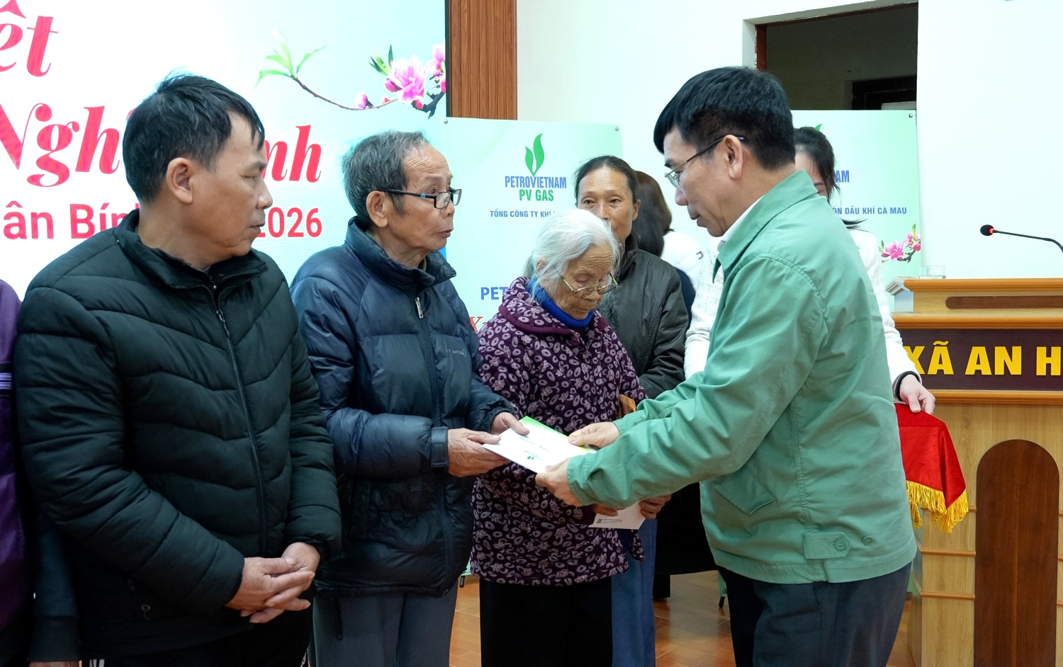 &Ocirc;ng L&ecirc; Xu&acirc;n Huy&ecirc;n - Ph&oacute; Tổng Gi&aacute;m đốc phụ tr&aacute;ch Ban Điều h&agrave;nh Petrovietnam tặng qu&agrave; Tết cho b&agrave; con x&atilde; An Hưng