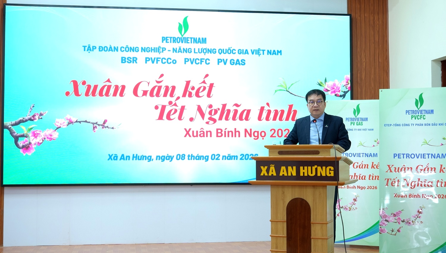 &Ocirc;ng Nguyễn Việt Thắng - Tổng Gi&aacute;m đốc BSR: Những phần qu&agrave; Tết h&ocirc;m nay tuy gi&aacute; trị vật chất kh&ocirc;ng lớn nhưng chứa đựng t&igrave;nh cảm ch&acirc;n th&agrave;nh, sự sẻ chia s&acirc;u sắc của to&agrave;n thể người lao động Tập đo&agrave;n gửi tới b&agrave; con x&atilde; An Hưng, như một lời ch&uacute;c Xu&acirc;n ấm &aacute;p v&agrave; gắn kết