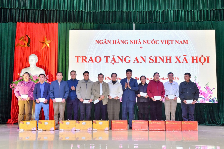 Đồng ch&iacute; Phạm To&agrave;n Vượng - Ph&oacute; B&iacute; thư Đảng ủy, Th&agrave;nh vi&ecirc;n Hội đồng th&agrave;nh vi&ecirc;n, Tổng Gi&aacute;m đốc trao tặng qu&agrave; hỗ trợ hộ ngh&egrave;o, cận ngh&egrave;o, hộ c&oacute; ho&agrave;n cảnh kh&oacute; khăn tr&ecirc;n địa b&agrave;n tỉnh Sơn La