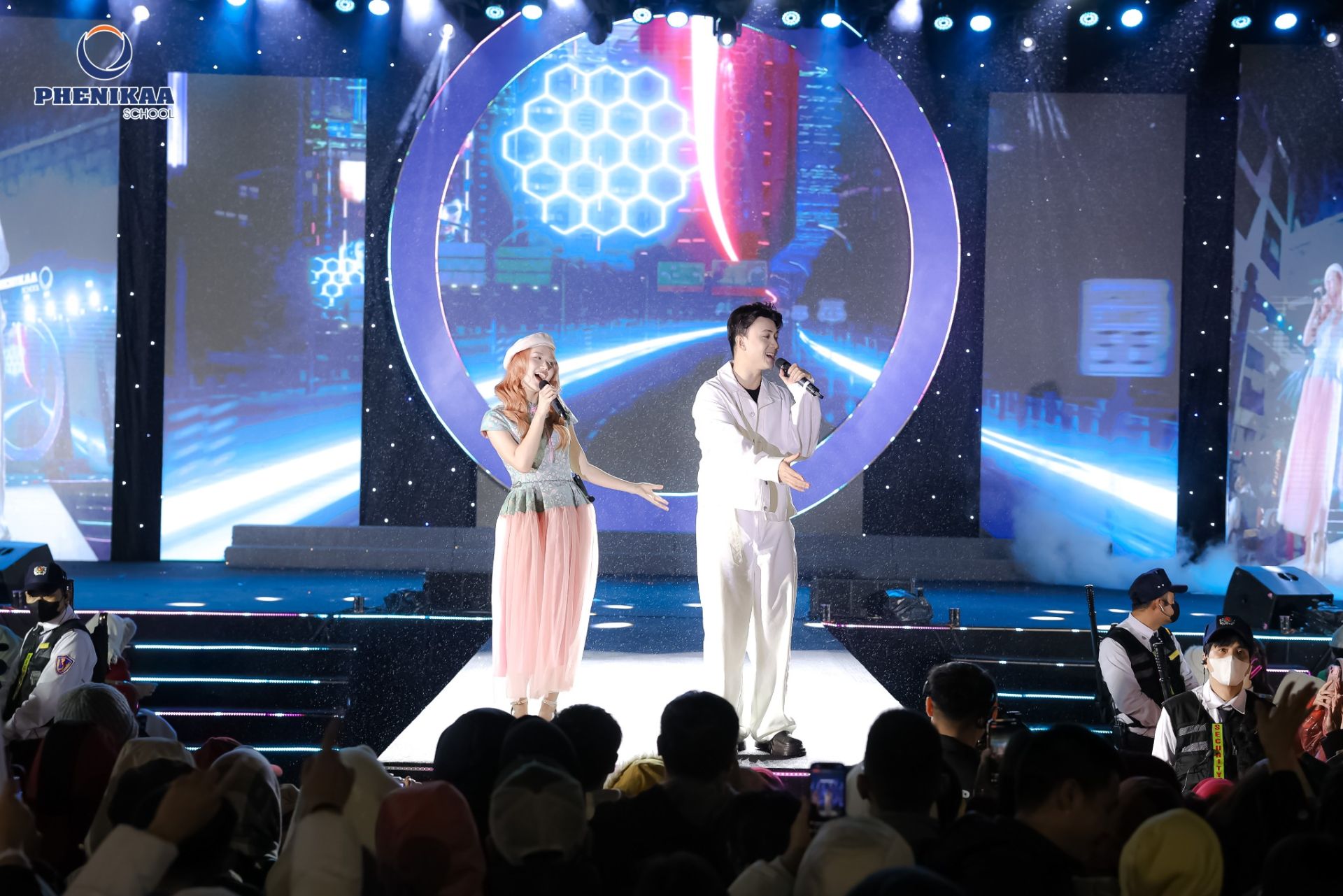 Nghệ sĩ kh&aacute;ch mời mang đến những m&agrave;n tr&igrave;nh diễn s&ocirc;i động, g&oacute;p phần tạo n&ecirc;n điểm nhấn cho Phenikaa Concert 2026.