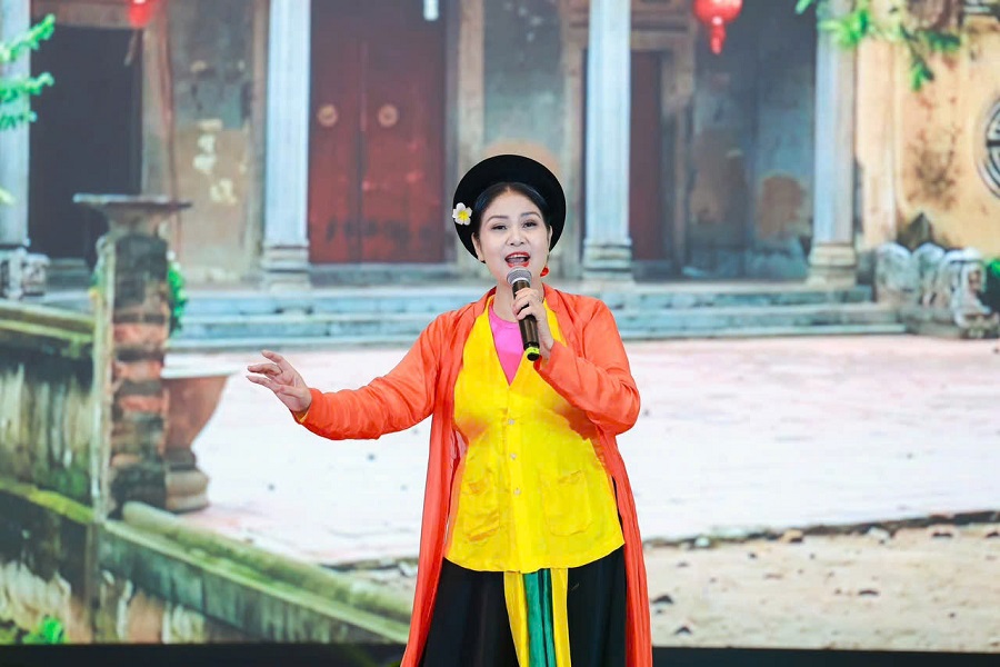 Trao tặng Bằng chứng nhận Kỷ lục tạo h&igrave;nh l&aacute; phổi khổng lồ