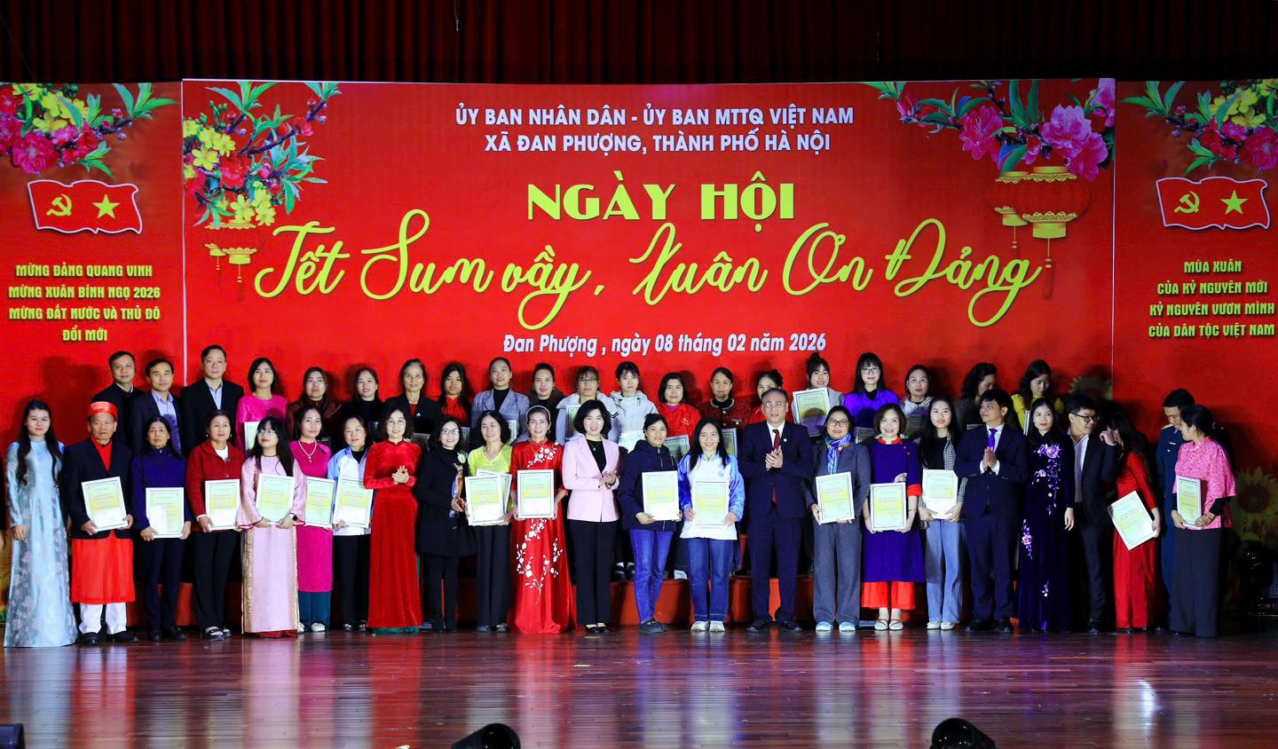 L&atilde;nh đạo Th&agrave;nh phố v&agrave; địa phương chụp ảnh lưu niệm c&ugrave;ng c&aacute;c tập thể, c&aacute; nh&acirc;n được nhận hỗ trợ, qu&agrave; Tết tại Ng&agrave;y hội &ldquo;Tết sum vầy &ndash; Xu&acirc;n ơn Đảng&rdquo; ở x&atilde; Đan Phượng.