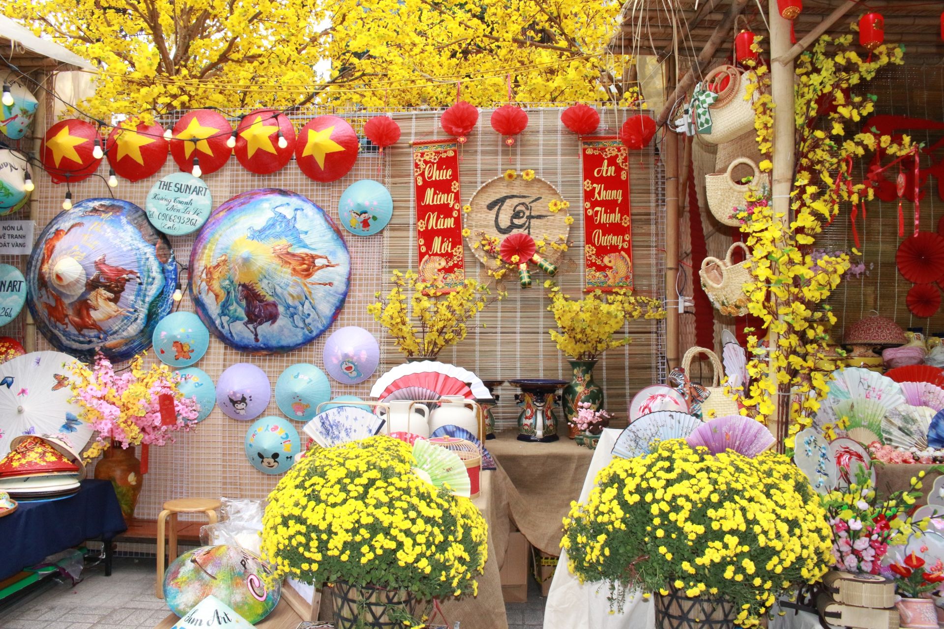 Khi xu&acirc;n lan tỏa tr&ecirc;n từng tuyến phố, TP. HCM kh&ocirc;ng chỉ kho&aacute;c l&ecirc;n m&igrave;nh diện mạo mới m&agrave; c&ograve;n gửi gắm th&ocirc;ng điệp về sự khởi đầu, hy vọng v&agrave; niềm tin v&agrave;o một năm mới nhiều khởi sắc