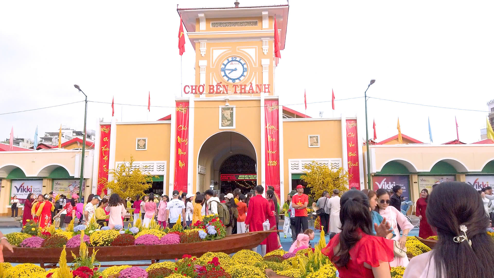 TP. HCM “khoác áo mới” đón xuân: Phố phường rực rỡ sắc hoa