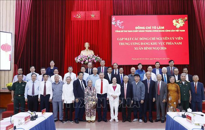 Tổng B&iacute; thư T&ocirc; L&acirc;m v&agrave; c&aacute;c đồng ch&iacute; nguy&ecirc;n Ủy vi&ecirc;n Trung ương Đảng khu vực ph&iacute;a nam - Ảnh: TTXVN